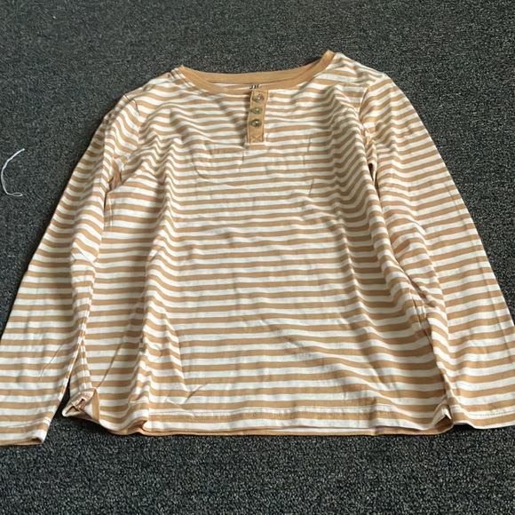 Bundle of shirts and shorts. - Picture 3 of 6